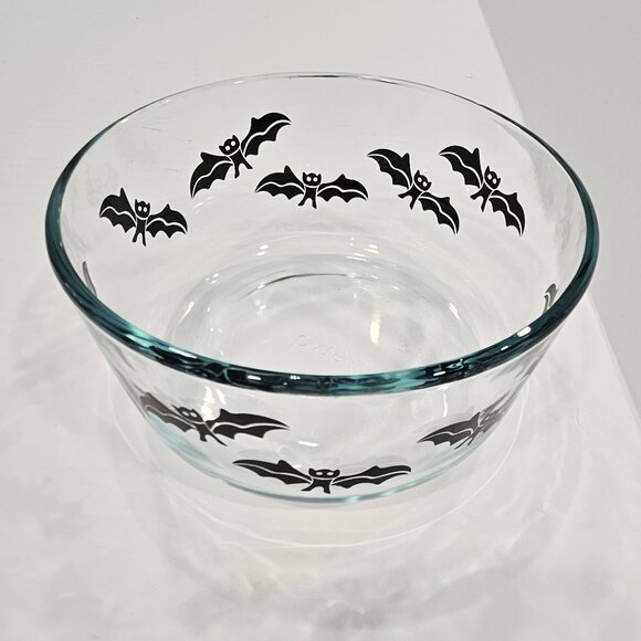 Pyrex Glass One Quart Storage Container. Black Bat Halloween Design Holds 4 Cups - Picture 2 of 9